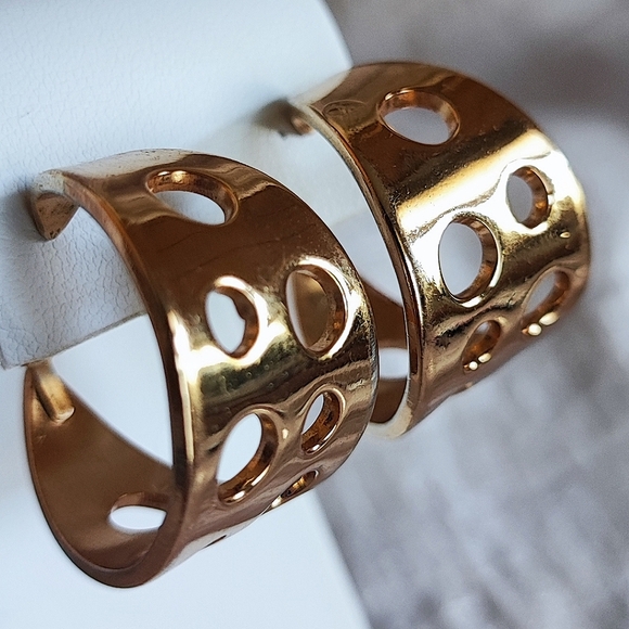 Napier Vintage Signed Comfort Clip Gold Tone Hoop Swiss Cheese Cut Out Earrings - Picture 1 of 14
